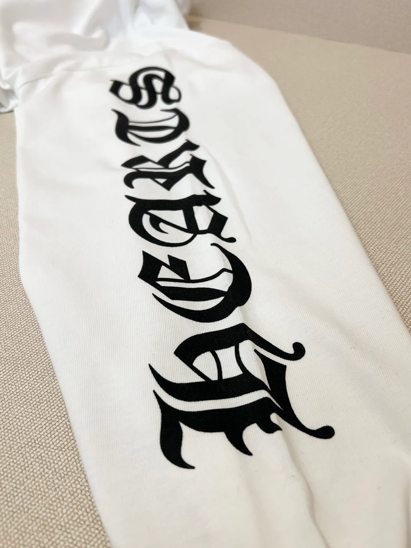 P220 Size: S/M/L/XL Black/White Unisex Chrome Hearts black arm collar Sanskrit long-sleeved T-shirt, simple and classic, highly recommended for inner wear. The material is very skin-friendly and a super good-looking T-shirt. It is perfect whether worn as inner wear or alone. The printed neckline design is full of personality ~ ⚠️Washing method: Dry clean or fast machine wash in cold water on the inside out and dry naturally! Avoid soaking in warm water